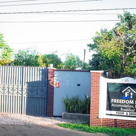 Freedom Inn Аруша Екстер'єр фото